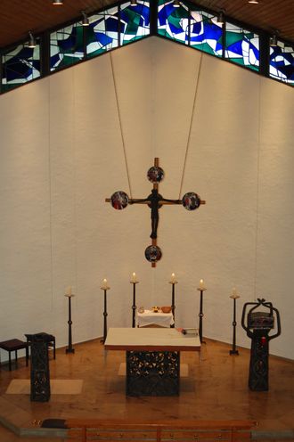 Ambo, Altar mit Kreuz, Tabernakel